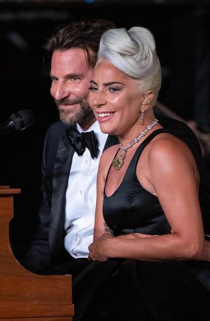 Lady Gaga fra i rumors di un flirt con Cooper e la censura alla tv cinese