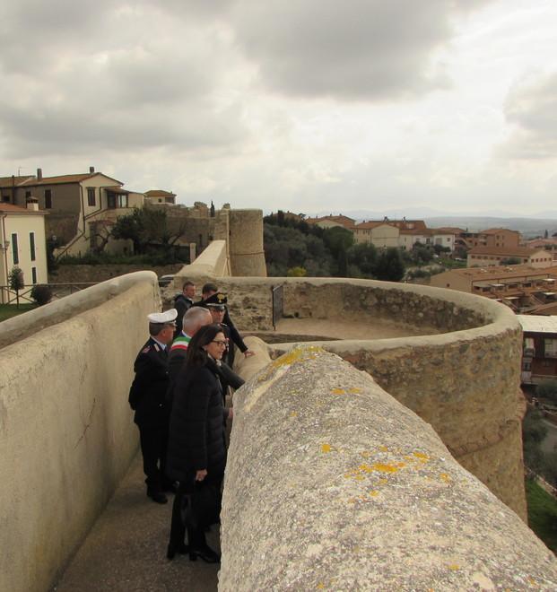 La scuola rischia di chiudere, la prefetta si impegna per evitarlo 