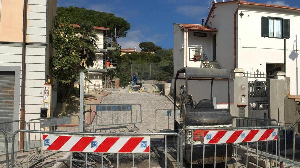 Si fermano i lavori nella piazza dell’alluvione nuovi intoppi al maxi cantiere di Montenero