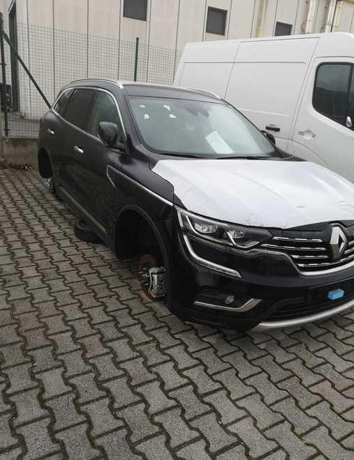 Smontano le ruote dal Suv: coppia di ladri presa dai carabinieri 