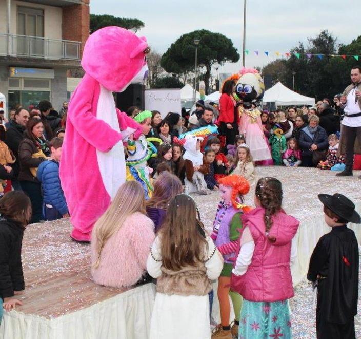 Carnevale in centro a Calci Musica, maschere e premi