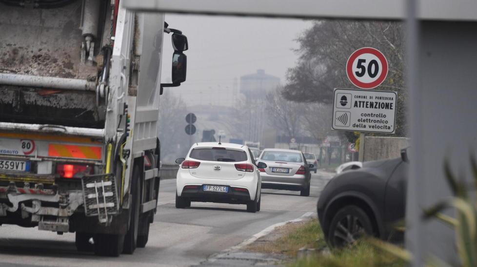 Buio, alta velocità asfalto sconnesso La roulette russa degli automobilisti 