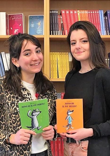 Le ragazze cantastorie affascinano le famiglie