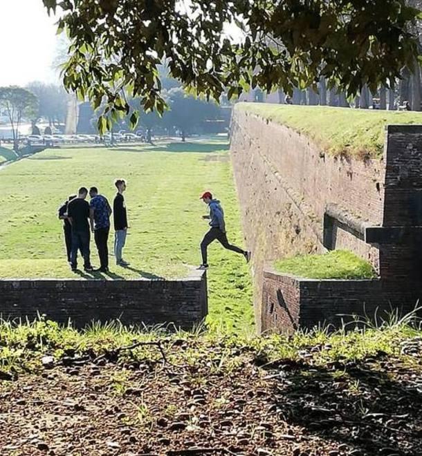 Mura, in bilico sul precipizio e a saltare sulla cannoniera 