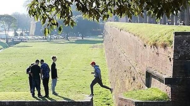 Mura, in bilico sul precipizio e a saltare sulla cannoniera