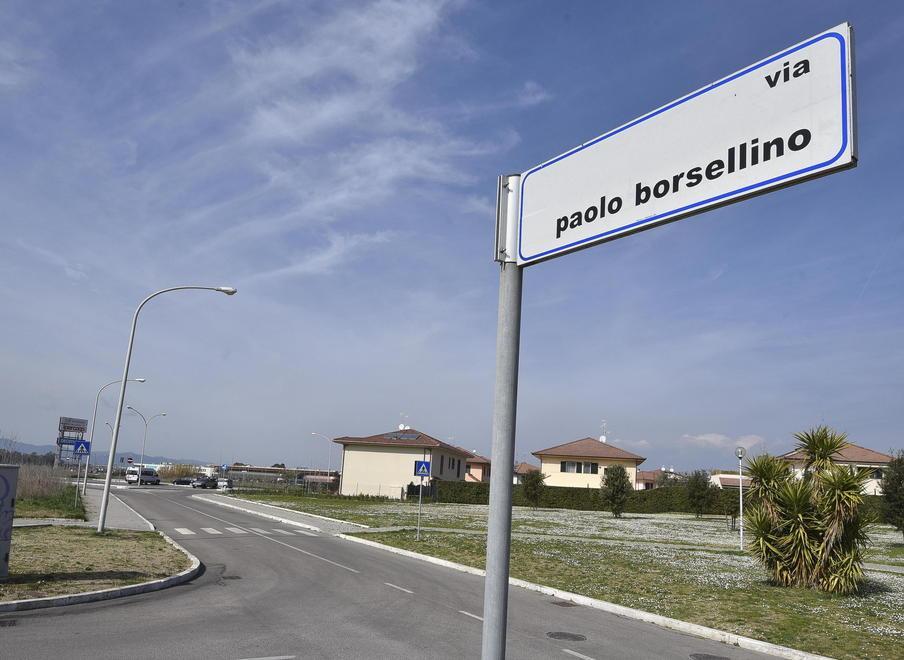 «Falcone e Borsellino non meritano strade senza sfondo»