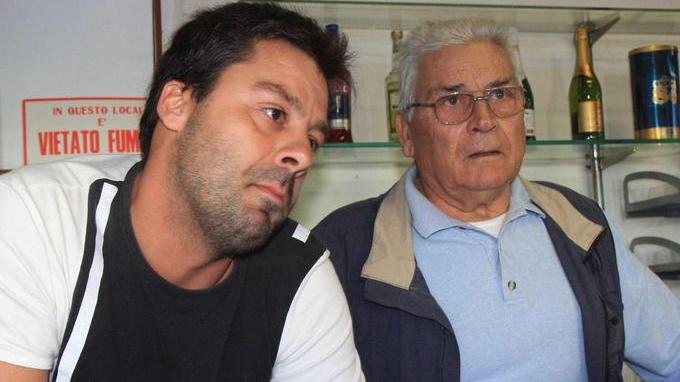 Giancarlo Bonaccorsi col figlio Massimo al bar della Tribuna che riaprì dopo la morte di Mario Bianchi