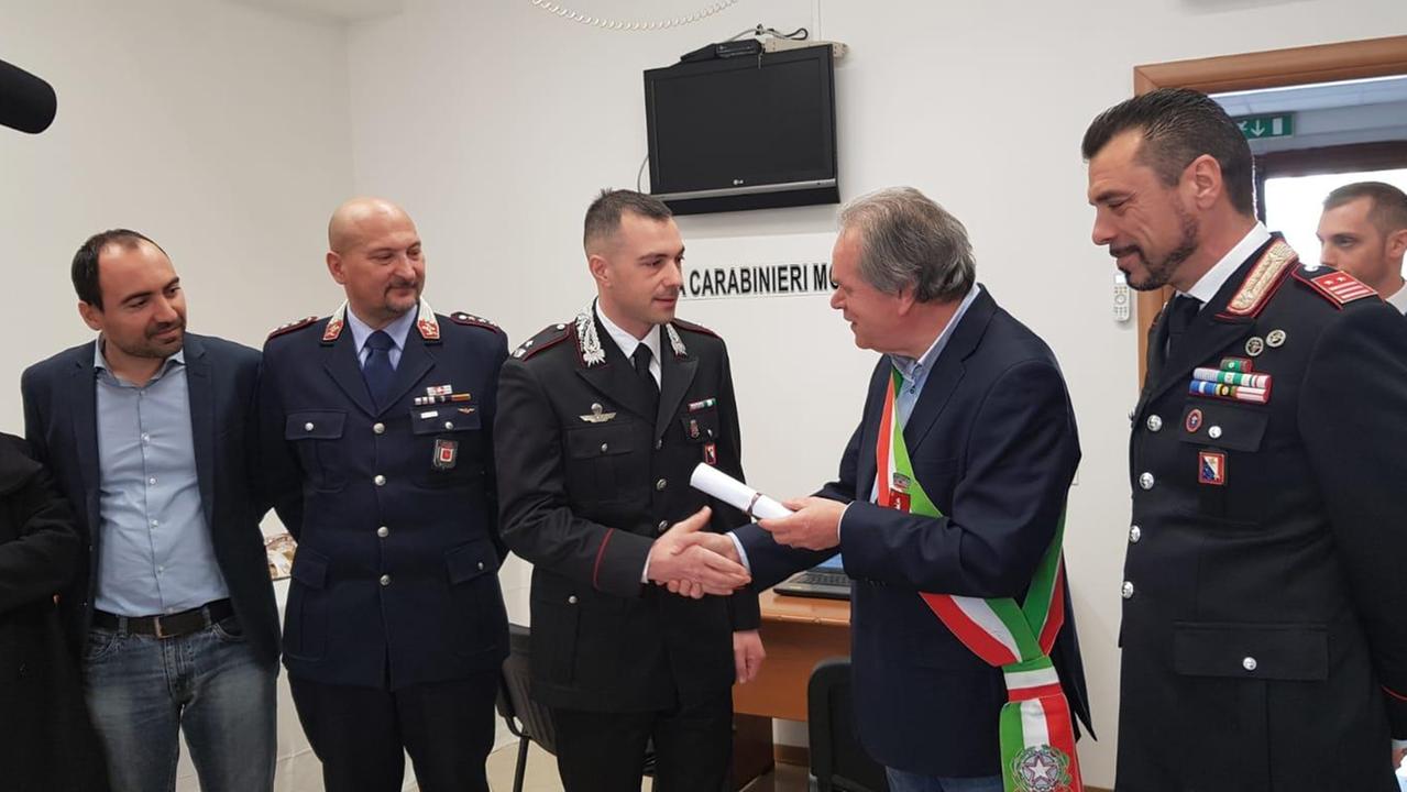La consegna da parte del sindaco Lorenzini delle password del sistema watchdog al maggiore Pecorella dei carabinieri