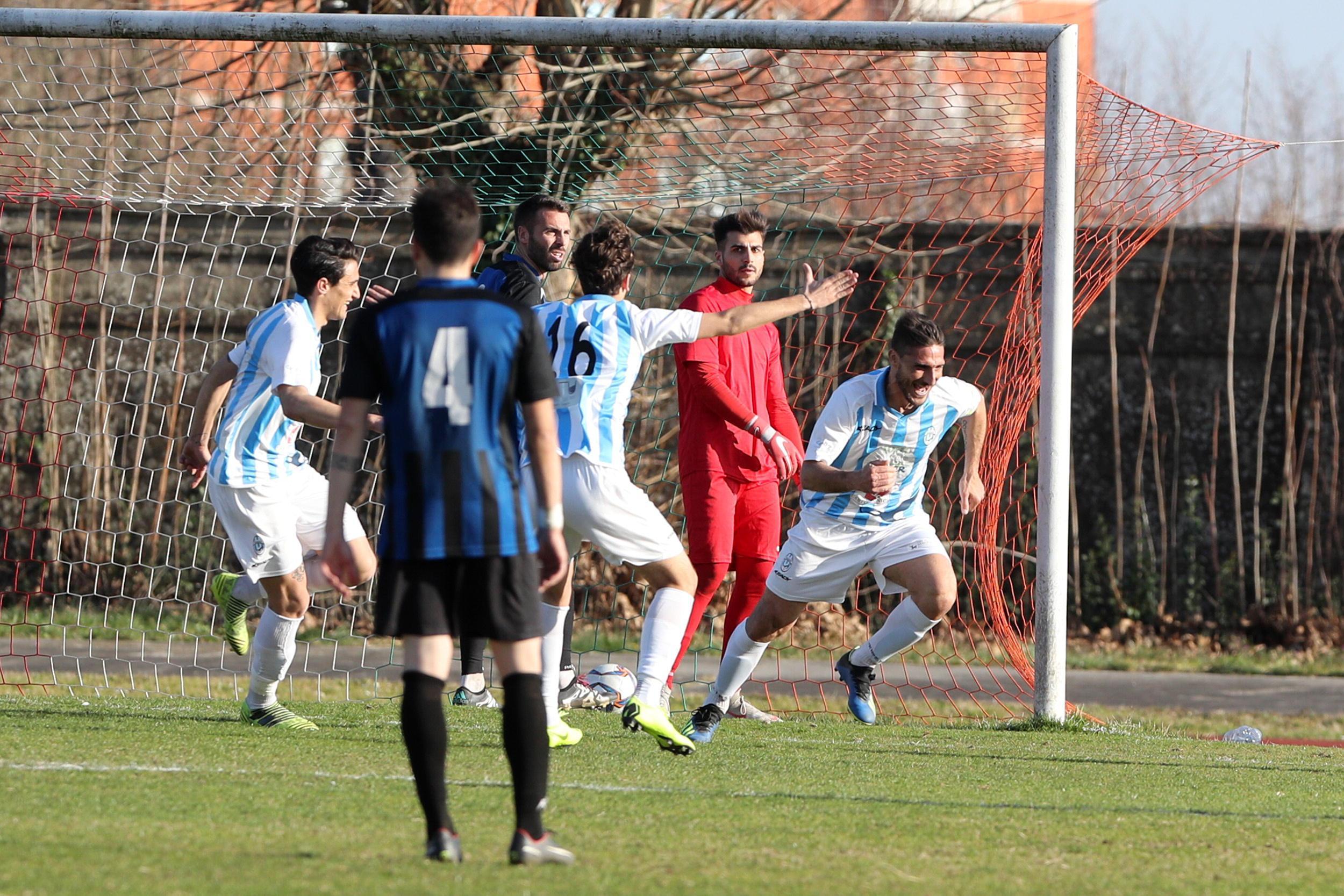 L'esultanza di Falivena dopo aver realizzato il gol vittoria (Foto Nucci)