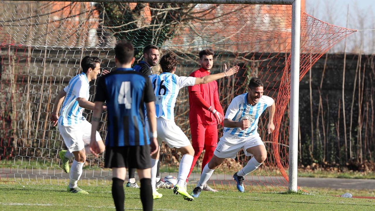 L'esultanza di Falivena dopo aver realizzato il gol vittoria (Foto Nucci)