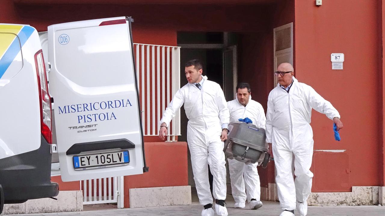 La salma dell'anziano viene portata via