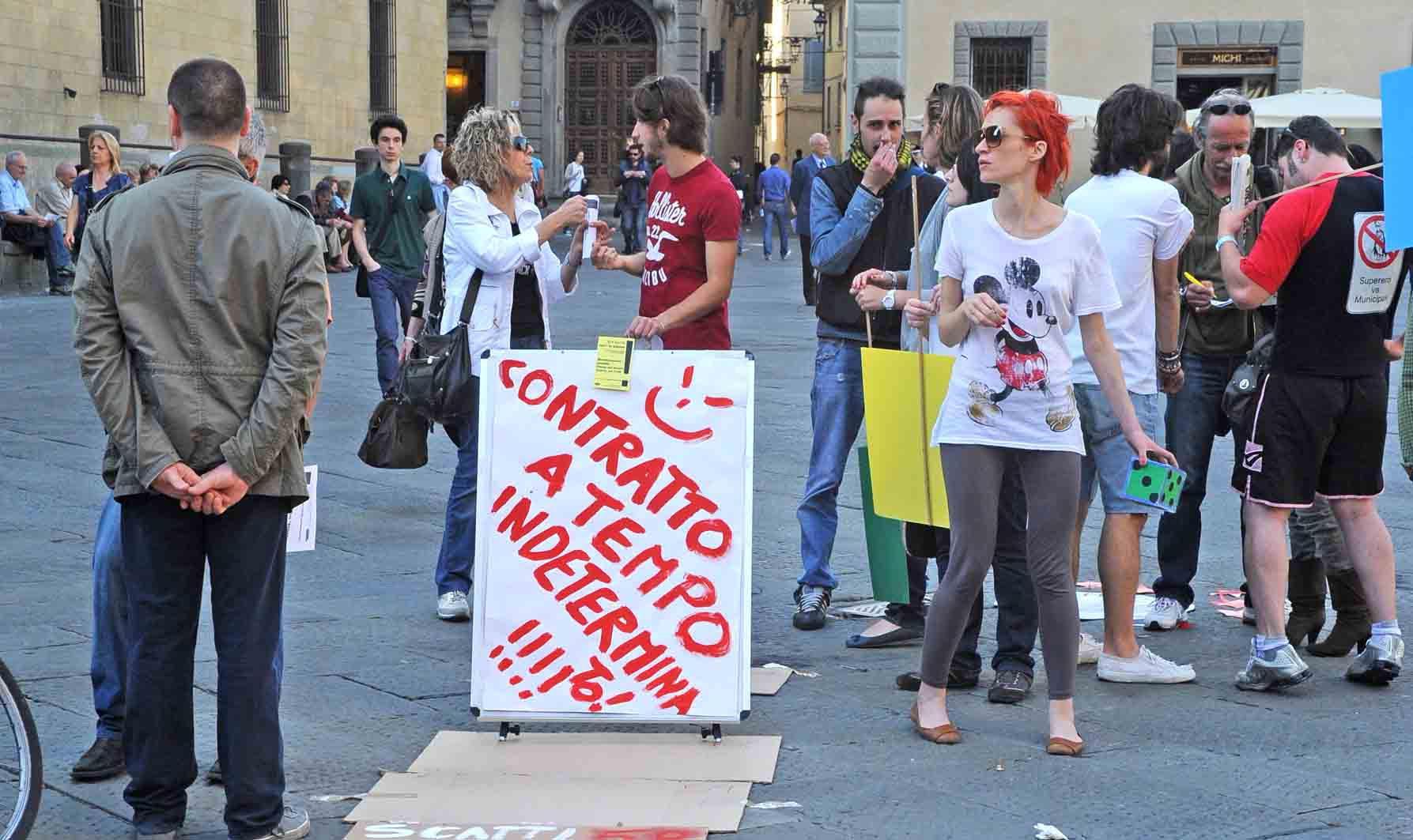 Una manifestazione dei precari a Pistoia (foto d'archivio)