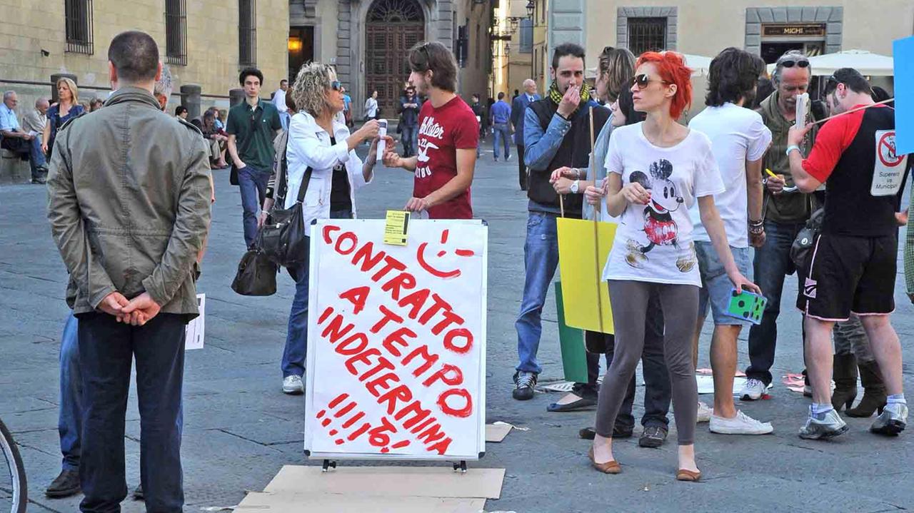 Una manifestazione dei precari a Pistoia (foto d'archivio)