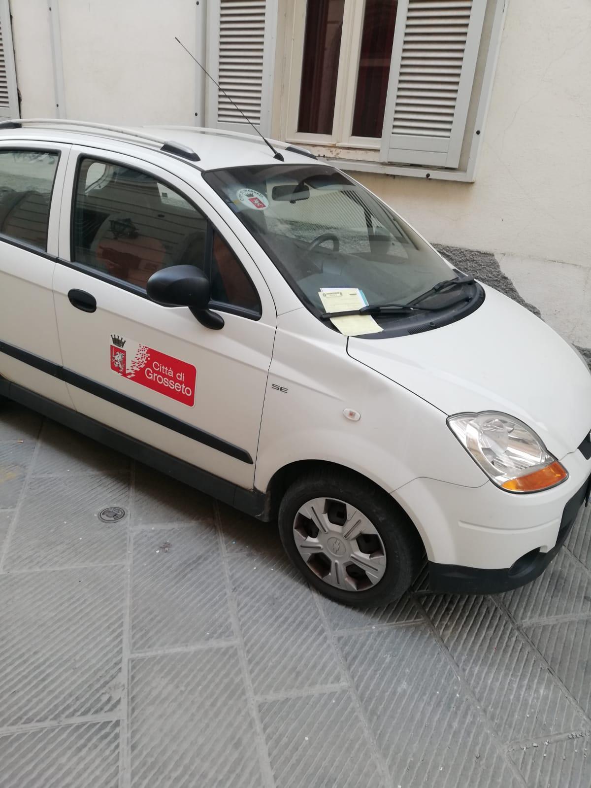 Un'auto comunale scoperta in sosta irregolare dalla Municipale
