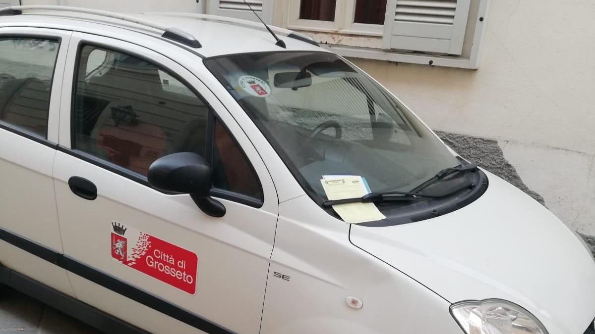 Un'auto comunale scoperta in sosta irregolare dalla Municipale