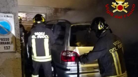 Distrutta dalle fiamme una macchina in sosta