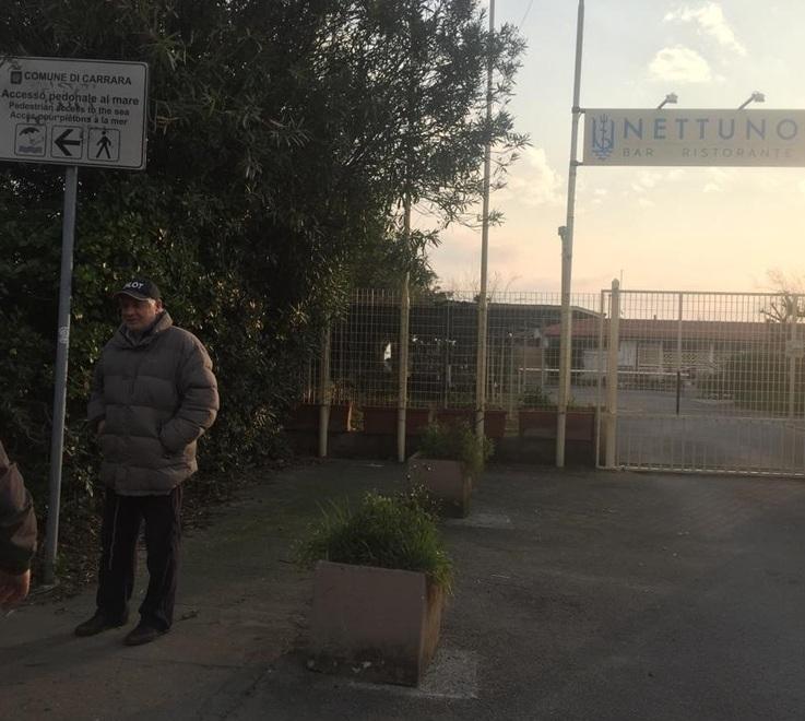 La denuncia: «Mancano i varchi di soccorso e di accesso al mare» 