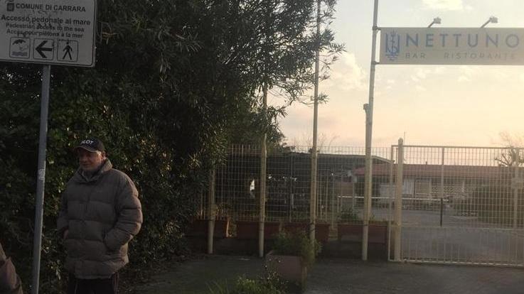 La denuncia: «Mancano i varchi di soccorso e di accesso al mare»