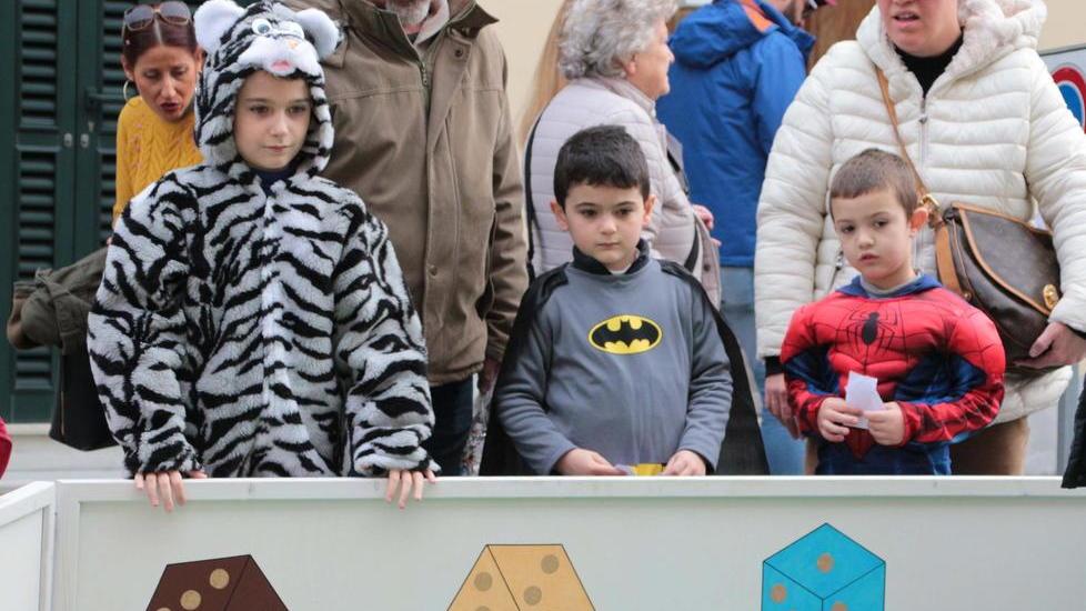 Maschere, allegria e tanta originalità Lo spirito dei rioni rinasce in Darsena