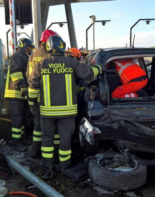 Con l’auto contro la barriera dell’A12 Muore sul colpo un ufficiale di Marina 