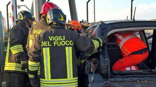 Con l’auto contro la barriera dell’A12 Muore sul colpo un ufficiale di Marina