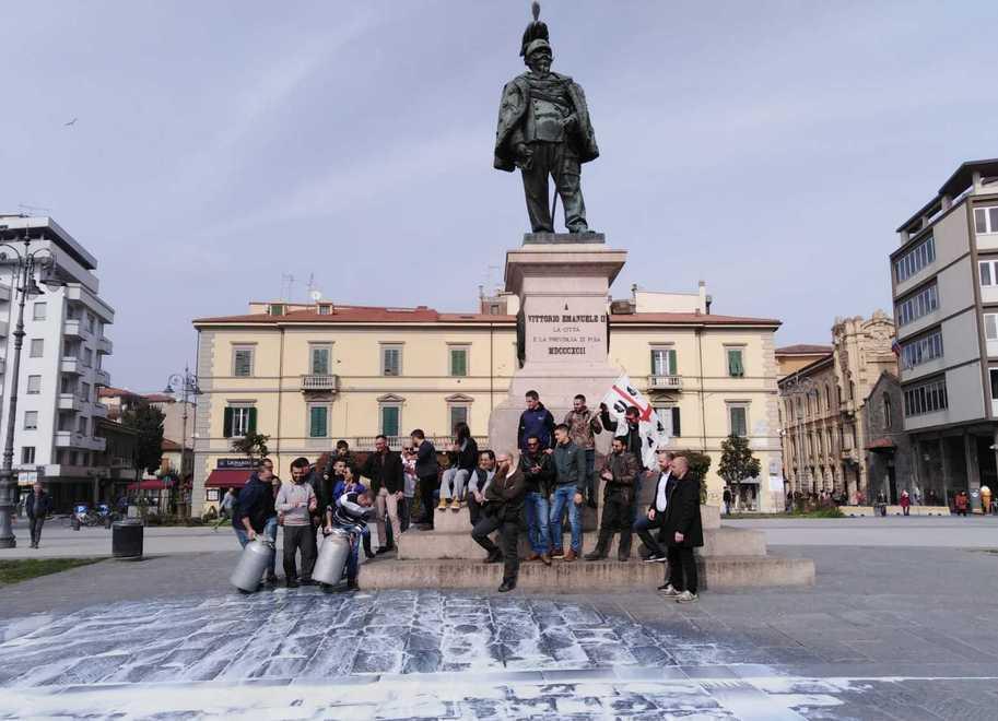 Pastori sversano latte a Pisa «Serve un prezzo dignitoso» 