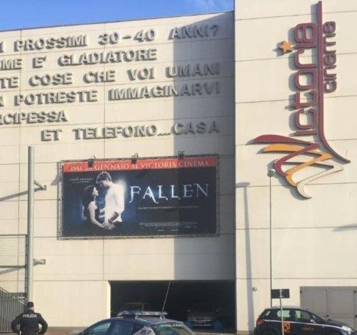Agente fuori servizio salva un ragazzino dal soffocamento 