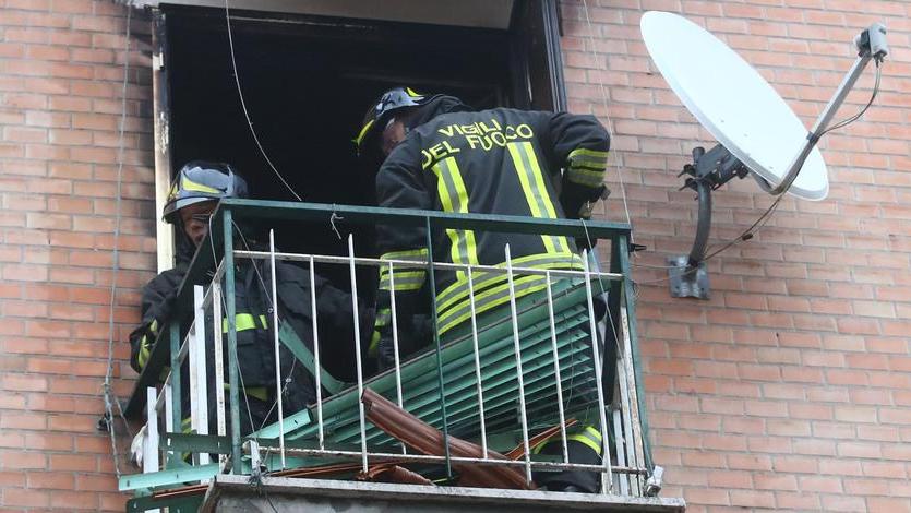 Crolla il solaio Due vigili del fuoco restano feriti