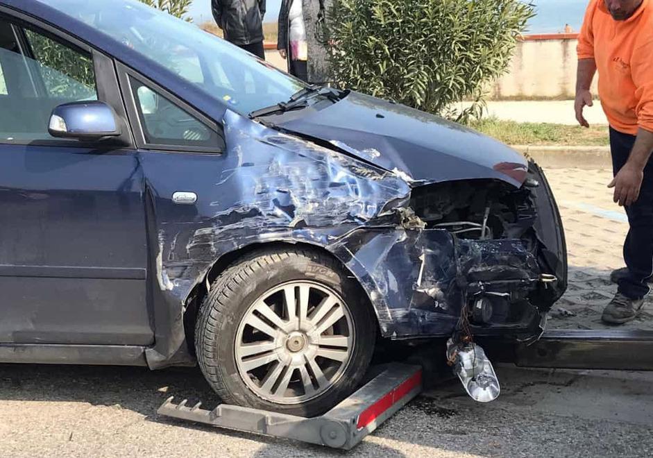 Con l’auto contro il muro
