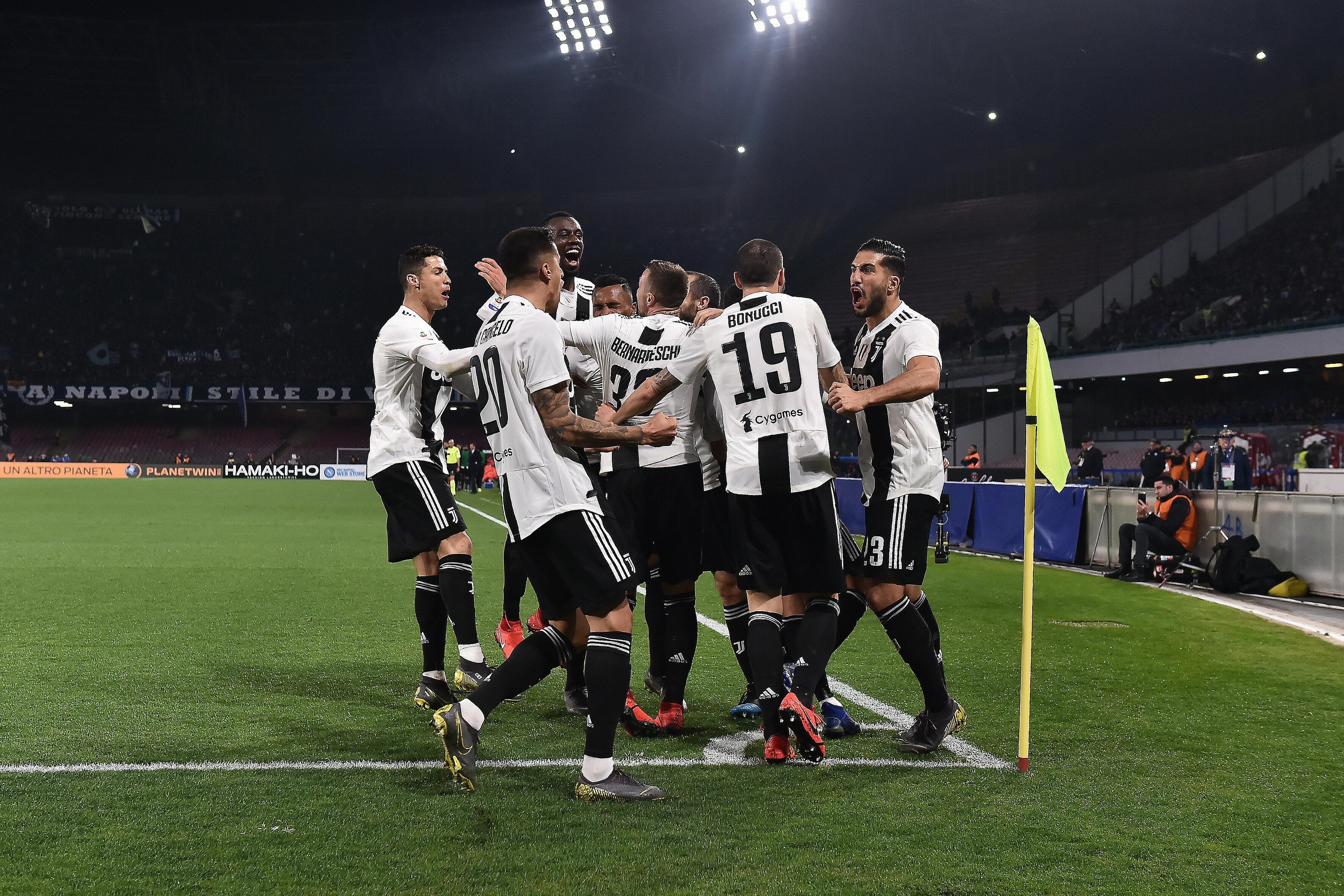 L’esultanza dei bianconeri che ieri sera hanno battuto 2-1 il Napoli al San Paolo chiudendo il discorso scudetto