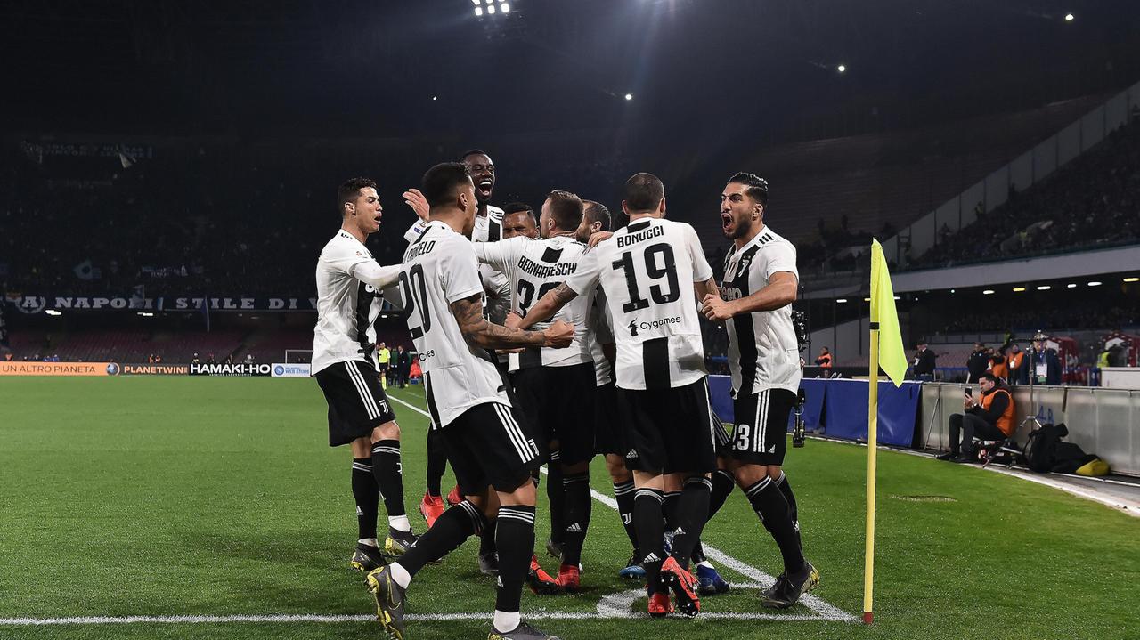 L’esultanza dei bianconeri che ieri sera hanno battuto 2-1 il Napoli al San Paolo chiudendo il discorso scudetto