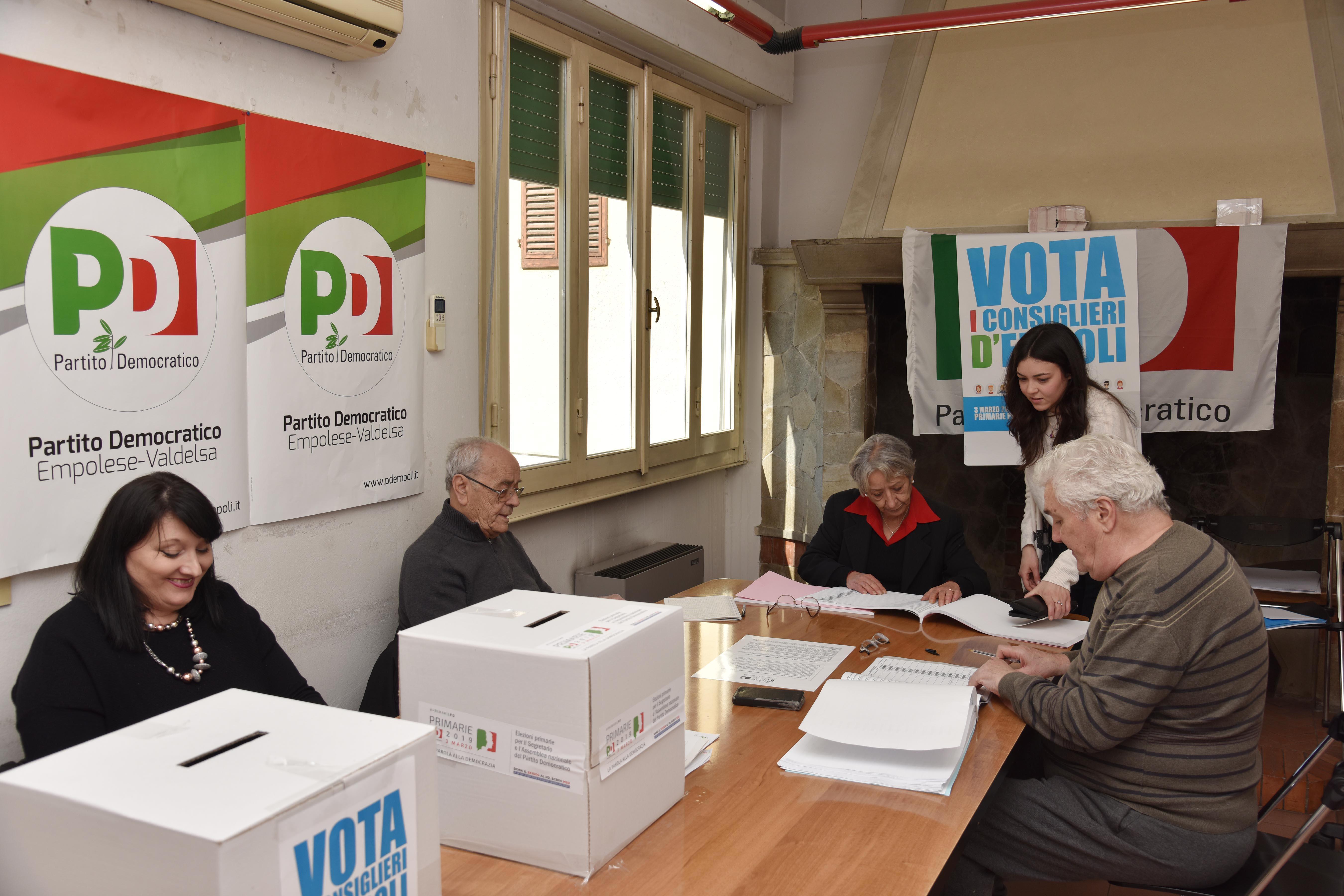 Il seggio per le primarie alla sede del Pd di Empoli (foto agenzia Carlo Sestini)