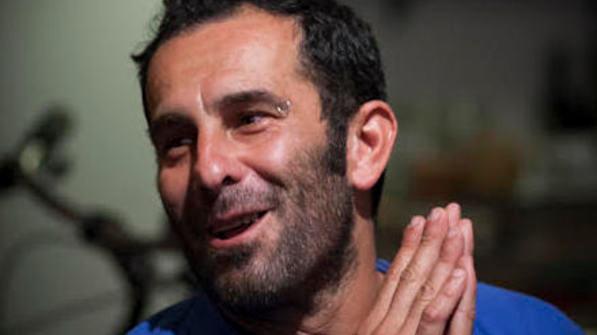 Cavriago, Cristiano Cavina alla caffetteria Zanti con “Ottanta rose mezz’ora”