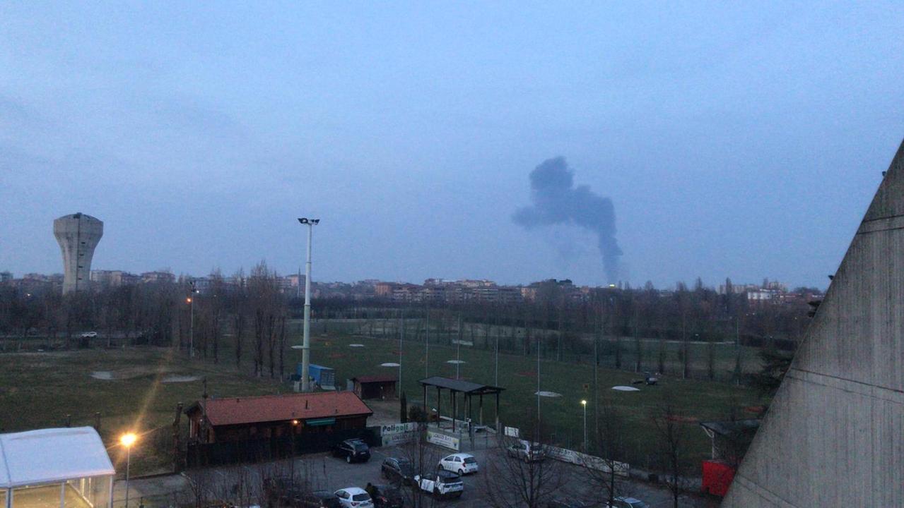 Modena. Incendio in via Caruso, prime valutazioni di Arpae: "Nessun valore pericoloso per la salute"