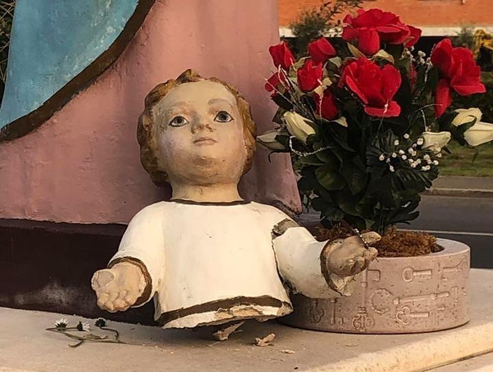 La statua del bambino danneggiata