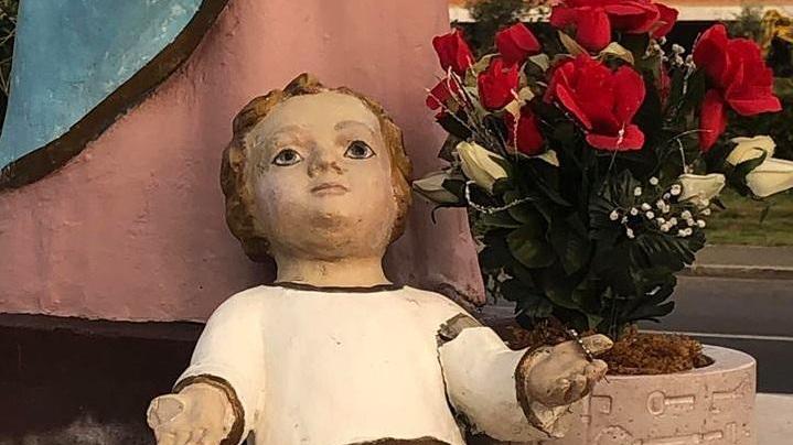 La statua del bambino danneggiata