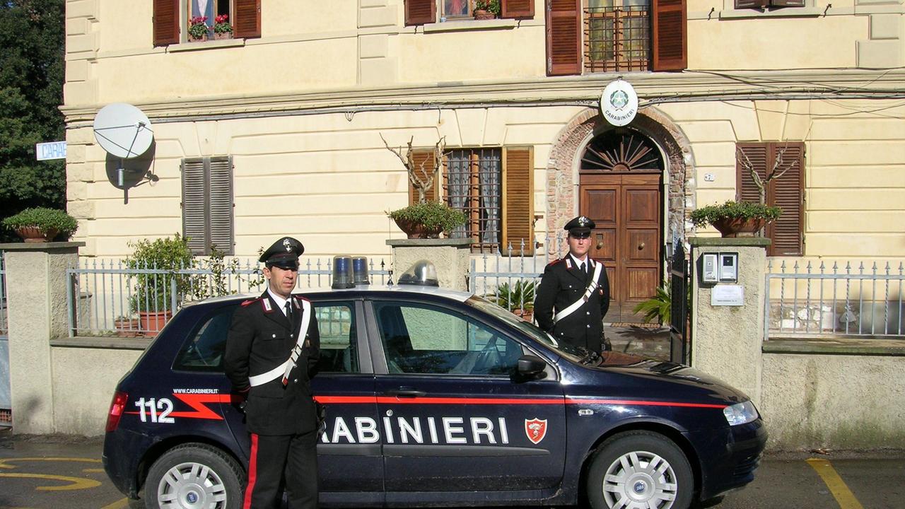 Sfonda la porta di casa della ex, arrestato un uomo di 43 anni
