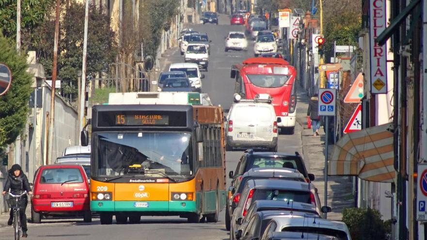 Un’immagine del traffico caotico in via Antonelli (Foto Gori)