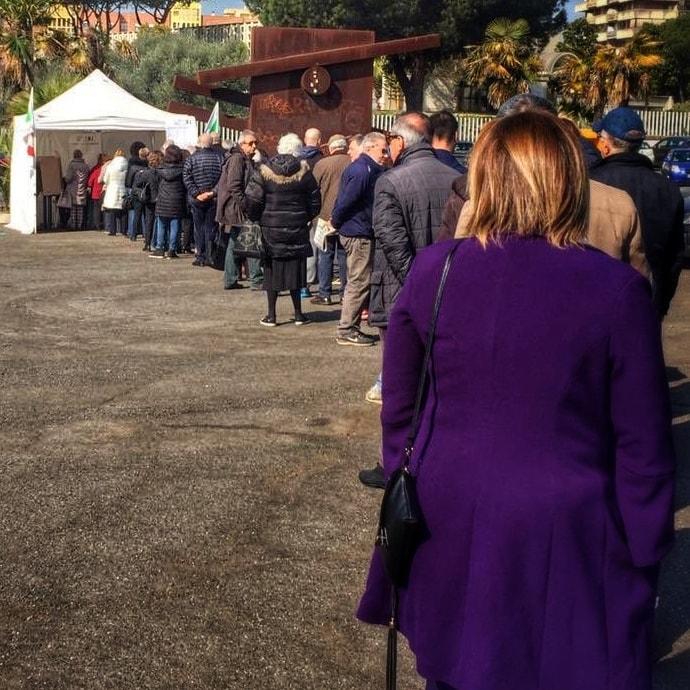 Elettori in fila ad un gazebo del Pd