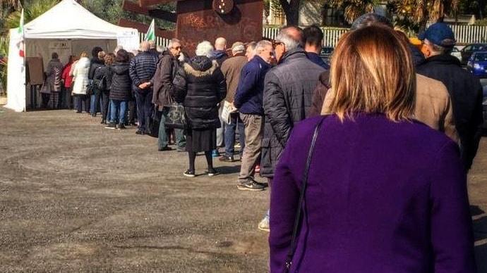Elettori in fila ad un gazebo del Pd