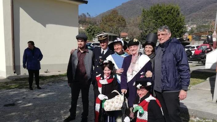 Centinaia di mascherine sfilano a Fossone e domani arriva il Carnevale artistico