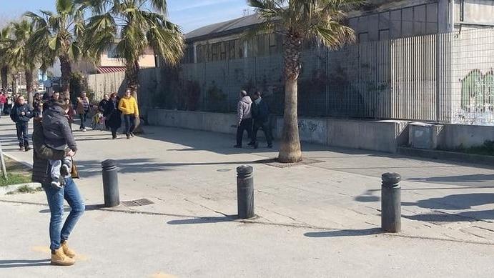 Polizia municipale sulla passeggiata al molo, spariscono gli abusivi