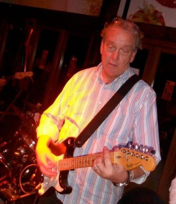 Portano via dall’auto la chitarra storica dell’artista dei Masnada