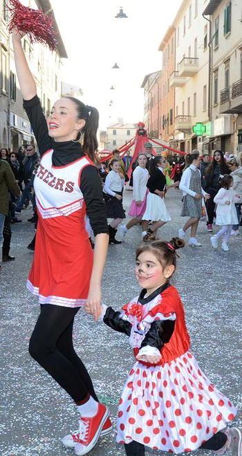 Solo maschere in centro e tanta musica ovunque Domenica di Carnevale in una città che balla