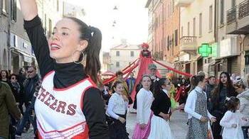 Solo maschere in centro e tanta musica ovunque Domenica di Carnevale in una città che balla