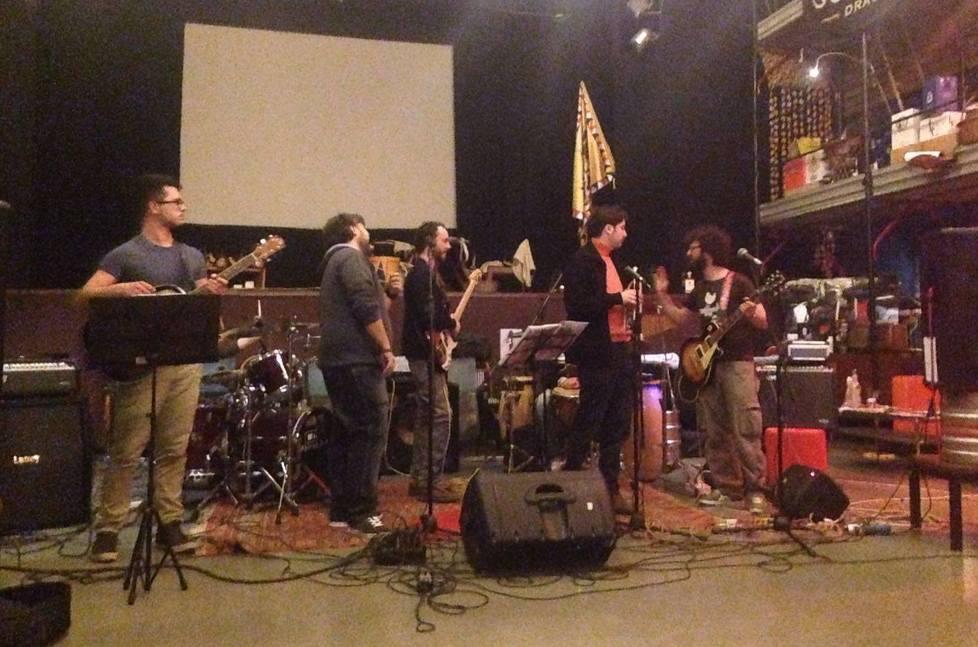 La solidarietà dopo i furti: stasera cena e spettacolo all’ex Cinema Aurora