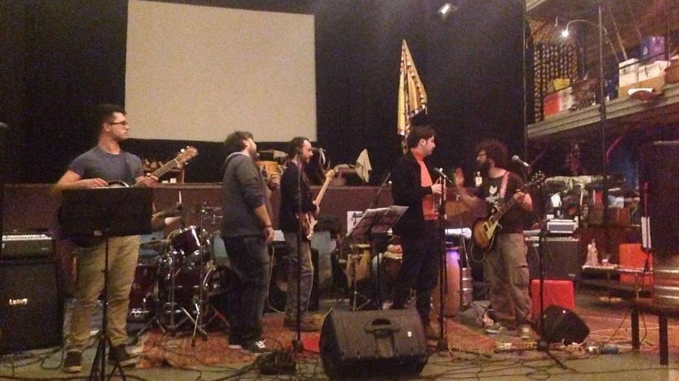 La solidarietà dopo i furti: stasera cena e spettacolo all’ex Cinema Aurora