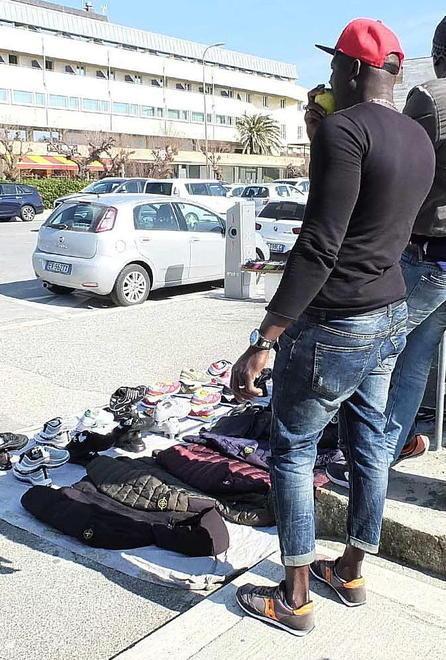 I vigili sul litorale non scoraggiano gli ambulanti 