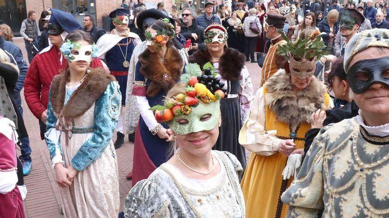Lettura dell’editto e spettacolo di giocoleria per salutare Lucrezia