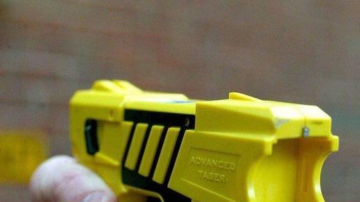 Lite tra stranieri in piazzale Europa La polizia con il taser riporta la calma